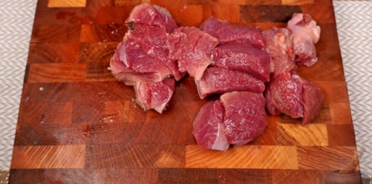 Фото приготовления рецепта: Гуляш с капустой по-коложварски - шаг №4