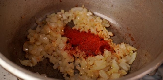 Фото приготовления рецепта: Гуляш с капустой по-коложварски - шаг №6