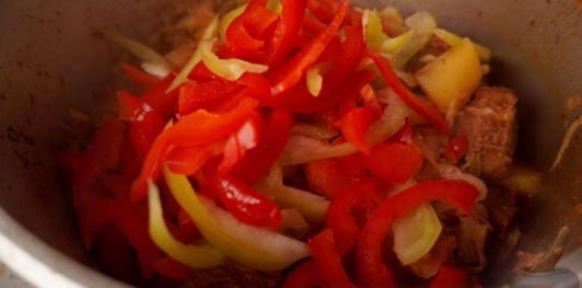 Фото приготовления рецепта: Гуляш с капустой по-коложварски - шаг №20