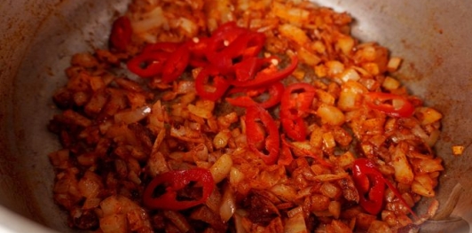 Фото приготовления рецепта: Гуляш с капустой по-коложварски - шаг №8