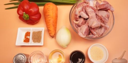 Фото приготовления рецепта: Хе из куриных желудков со сладким перцем, морковью и луком - шаг №1