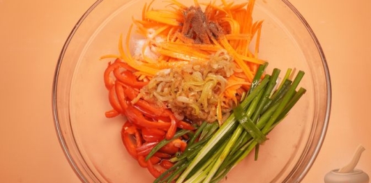 Фото приготовления рецепта: Хе из куриных желудков со сладким перцем, морковью и луком - шаг №8