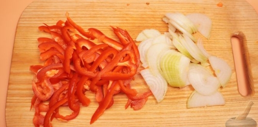 Фото приготовления рецепта: Хе из куриных желудков со сладким перцем, морковью и луком - шаг №4