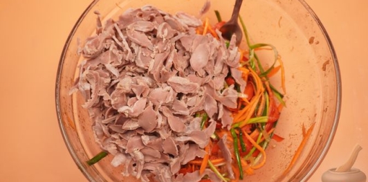 Фото приготовления рецепта: Хе из куриных желудков со сладким перцем, морковью и луком - шаг №11