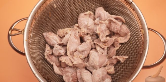 Фото приготовления рецепта: Хе из куриных желудков со сладким перцем, морковью и луком - шаг №3