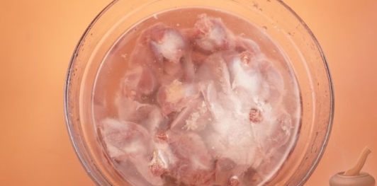 Фото приготовления рецепта: Хе из куриных желудков со сладким перцем, морковью и луком - шаг №2