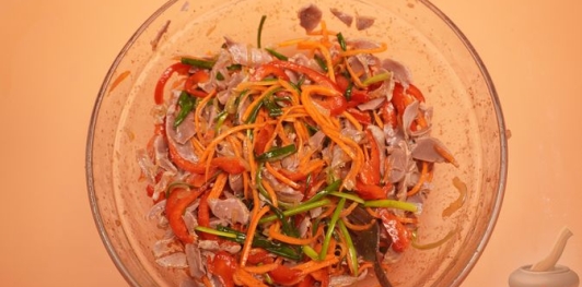 Фото приготовления рецепта: Хе из куриных желудков со сладким перцем, морковью и луком - шаг №12