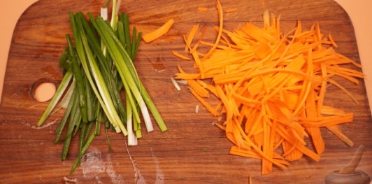 Фото приготовления рецепта: Хе из куриных желудков со сладким перцем, морковью и луком - шаг №7