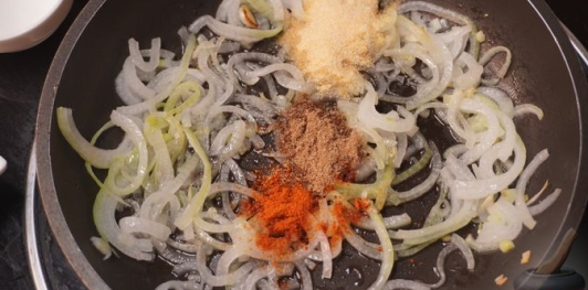 Фото приготовления рецепта: Хе из куриных желудков со сладким перцем, морковью и луком - шаг №6