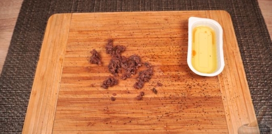 Фото приготовления рецепта: Яичная закуска с анчоусами и зелёным луком - шаг №5