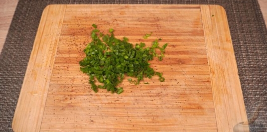 Фото приготовления рецепта: Яичная закуска с анчоусами и зелёным луком - шаг №4