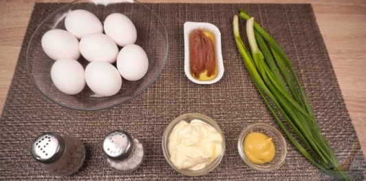 Фото приготовления рецепта: Яичная закуска с анчоусами и зелёным луком - шаг №1