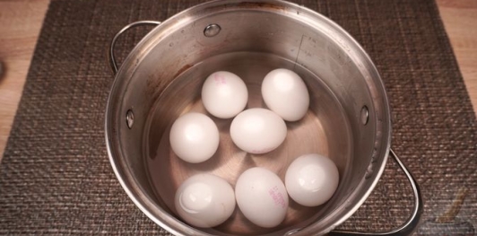 Фото приготовления рецепта: Яичная закуска с анчоусами и зелёным луком - шаг №2