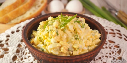 Фото приготовления рецепта: Яичная закуска с анчоусами и зелёным луком - шаг №10