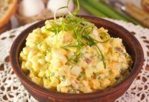 Яичная закуска с анчоусами и зелёным луком