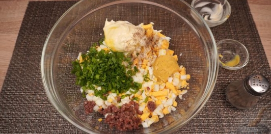 Фото приготовления рецепта: Яичная закуска с анчоусами и зелёным луком - шаг №6