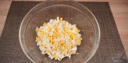 Фото приготовления рецепта: Яичная закуска с анчоусами и зелёным луком - шаг №3