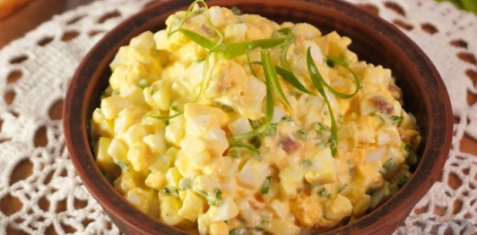 Фото приготовления рецепта: Яичная закуска с анчоусами и зелёным луком - шаг №9