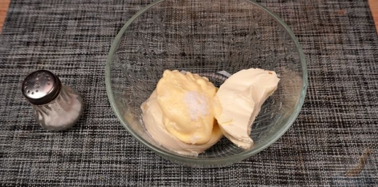 Фото приготовления рецепта: Яйца, фаршированные копчёной рыбой - шаг №4