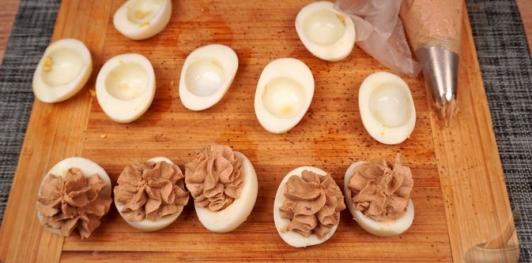 Фото приготовления рецепта: Яйца, фаршированные копчёной рыбой - шаг №8