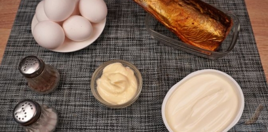 Фото приготовления рецепта: Яйца, фаршированные копчёной рыбой - шаг №1