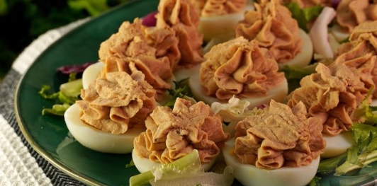 Фото приготовления рецепта: Яйца, фаршированные копчёной рыбой - шаг №10