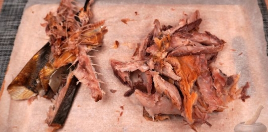 Фото приготовления рецепта: Яйца, фаршированные копчёной рыбой - шаг №3