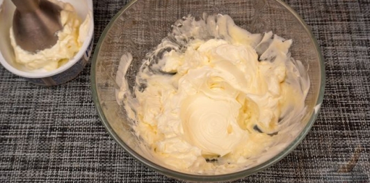 Фото приготовления рецепта: Яйца, фаршированные копчёной рыбой - шаг №5