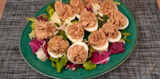 Фото приготовления рецепта: Яйца, фаршированные копчёной рыбой - шаг №9