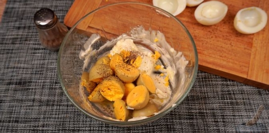 Фото приготовления рецепта: Яйца, фаршированные копчёной рыбой - шаг №6