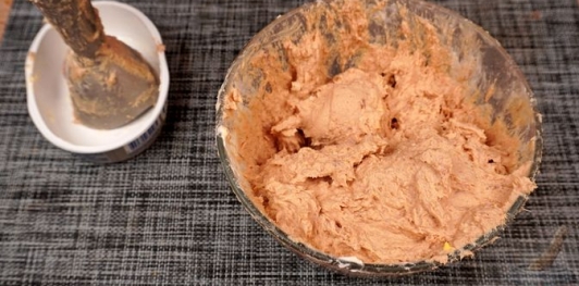 Фото приготовления рецепта: Яйца, фаршированные копчёной рыбой - шаг №7