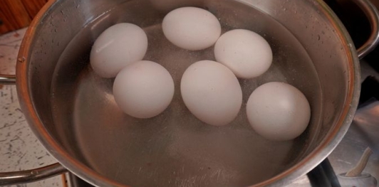 Фото приготовления рецепта: Яйца, фаршированные копчёной рыбой - шаг №2