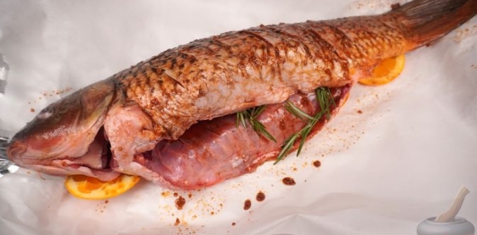 Фото приготовления рецепта: Карп, запечённый с апельсином в соевом соусе - шаг №5