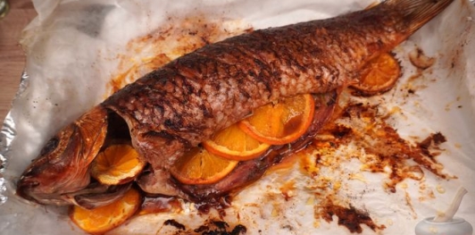 Фото приготовления рецепта: Карп, запечённый с апельсином в соевом соусе - шаг №7