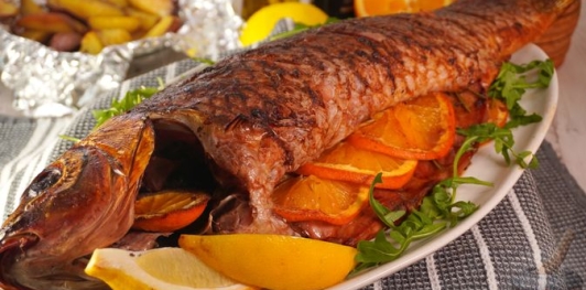 Фото приготовления рецепта: Карп, запечённый с апельсином в соевом соусе - шаг №8