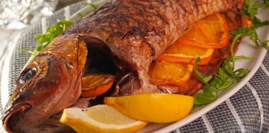 Фото приготовления рецепта: Карп, запечённый с апельсином в соевом соусе - шаг №9