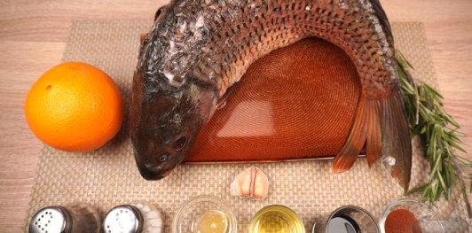 Фото приготовления рецепта: Карп, запечённый с апельсином в соевом соусе - шаг №1