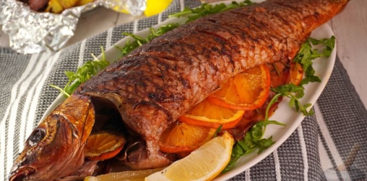 Фото приготовления рецепта: Карп, запечённый с апельсином в соевом соусе - шаг №10