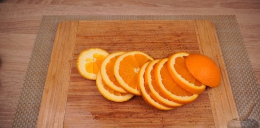 Фото приготовления рецепта: Карп, запечённый с апельсином в соевом соусе - шаг №4