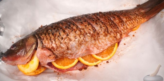 Фото приготовления рецепта: Карп, запечённый с апельсином в соевом соусе - шаг №6