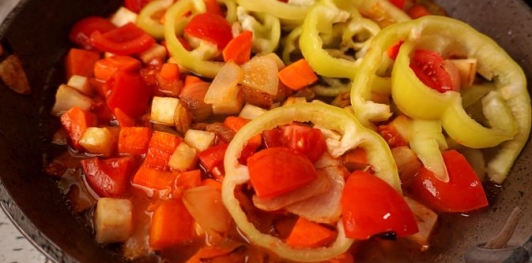 Фото приготовления рецепта: Картофель по-алфёльдски, с тушёными овощами - шаг №10