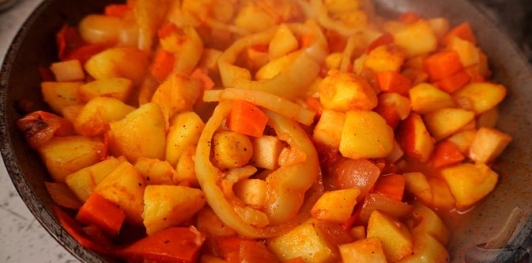 Фото приготовления рецепта: Картофель по-алфёльдски, с тушёными овощами - шаг №18