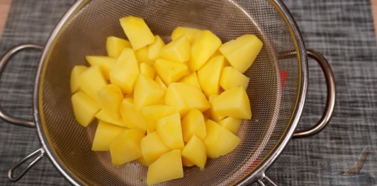 Фото приготовления рецепта: Картофель по-алфёльдски, с тушёными овощами - шаг №12