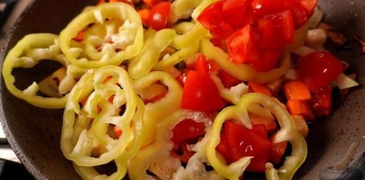 Фото приготовления рецепта: Картофель по-алфёльдски, с тушёными овощами - шаг №9