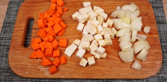 Фото приготовления рецепта: Картофель по-алфёльдски, с тушёными овощами - шаг №4