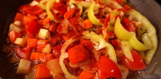 Фото приготовления рецепта: Картофель по-алфёльдски, с тушёными овощами - шаг №11