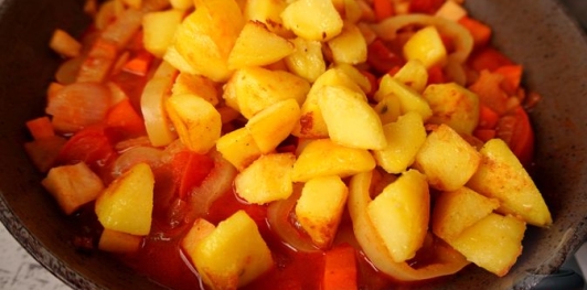 Фото приготовления рецепта: Картофель по-алфёльдски, с тушёными овощами - шаг №16