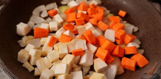 Фото приготовления рецепта: Картофель по-алфёльдски, с тушёными овощами - шаг №7