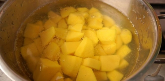 Фото приготовления рецепта: Картофель по-алфёльдски, с тушёными овощами - шаг №3