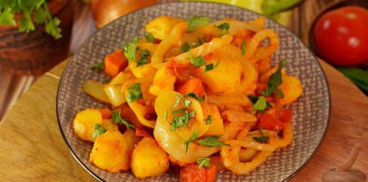 Фото приготовления рецепта: Картофель по-алфёльдски, с тушёными овощами - шаг №19